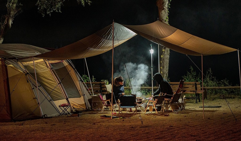tent at campsite<br />
