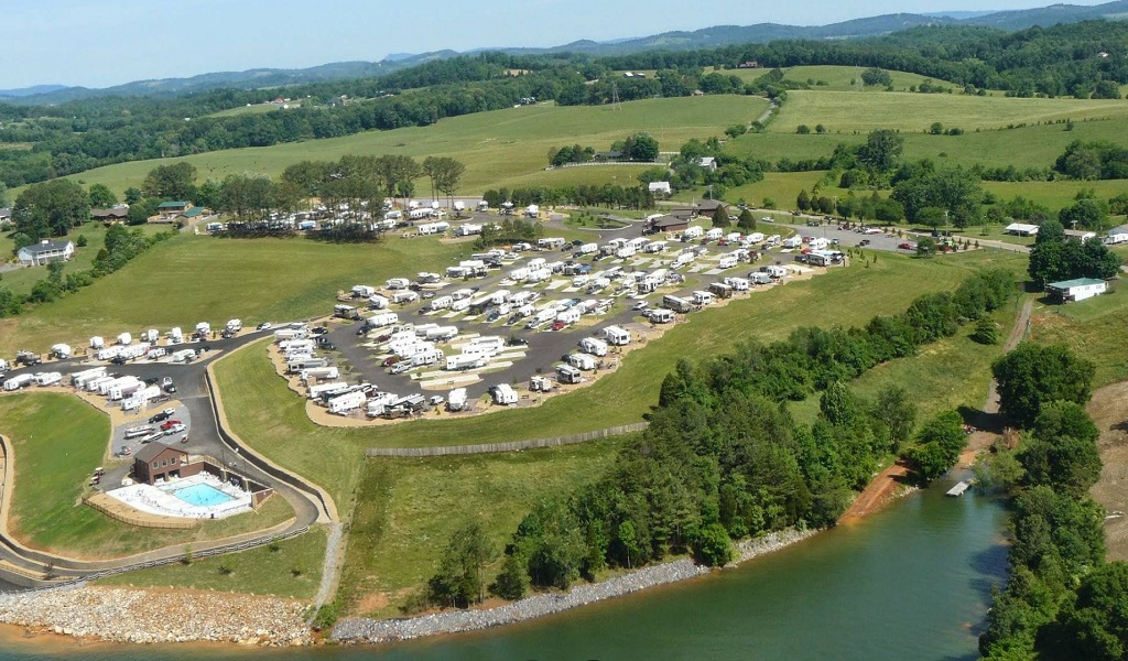 Anchor Down Resort • Dandridge, TN